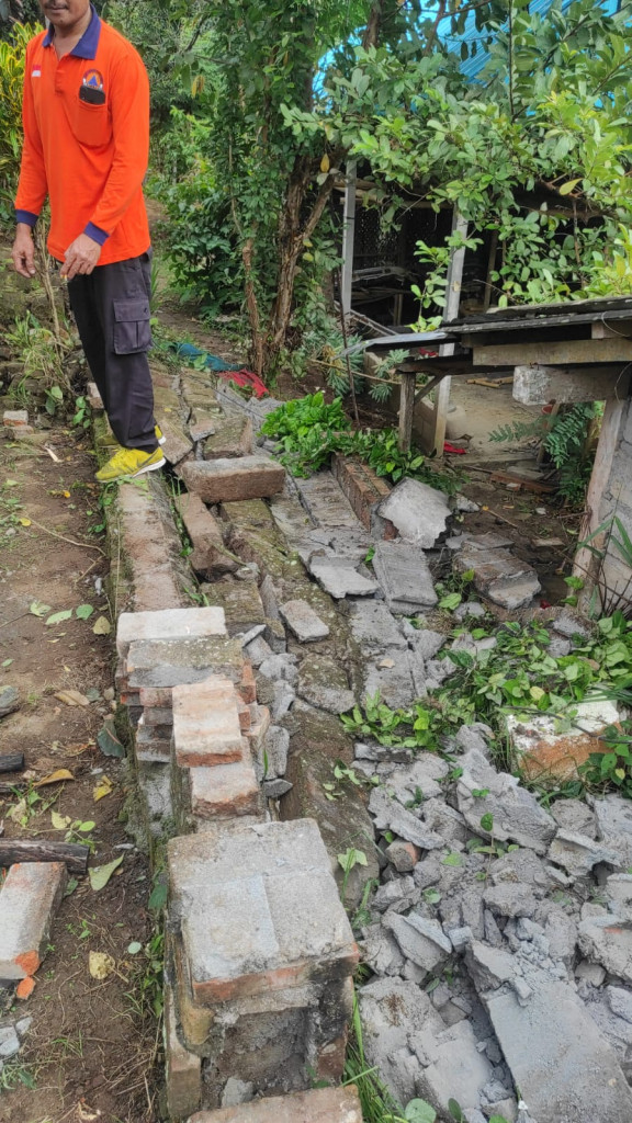 Tembok Penyengker Roboh di Jalan Anggrek I No. 4, Banjar Samu, Desa Mekar Bhuwana, Kecamatan Abiansemal Tgl 23 Juni 2024